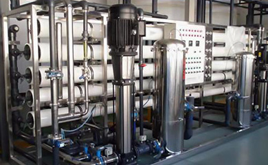 半導(dǎo)體超純水設(shè)備是應(yīng)用于半導(dǎo)體生產(chǎn)零件清洗的超純水設(shè)備，需要符合特定的用水水質(zhì)標(biāo)準(zhǔn),半導(dǎo)體超純水設(shè)備出水水質(zhì)要符合美國ASTM純水水質(zhì)標(biāo)準(zhǔn)、我國電子工業(yè)電子級水質(zhì)技術(shù)標(biāo)準(zhǔn)18MΩ.cm以上