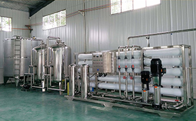       反滲透技術(shù)是膜分離技術(shù)，與前置預處理系統(tǒng)配套使用；利用高壓泵的加壓，反滲透膜的截留，可有效去除水中固體溶解物、有機物、膠體、微生物以及細菌等雜質(zhì)。具有應用范圍廣、主動化程度高、占地少、能耗低、出水水質(zhì)好。