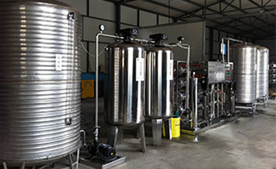 反滲透是一種現(xiàn)代新型的純凈水處理技術(shù)。通過反滲透元件來提高水質(zhì)的純凈度，清除水中含有的雜質(zhì)和鹽。我們?nèi)粘Ｋ玫募兯虺兯际墙?jīng)過反滲透設(shè)備處理的，水質(zhì)幾乎不導電。