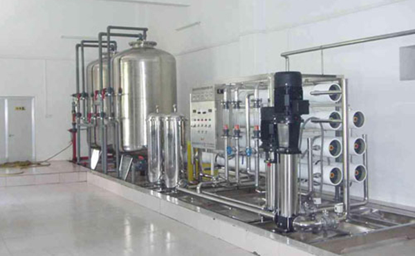 日用化妝品純水設(shè)備采用反滲透過濾技術(shù),反滲透RO技術(shù)是當(dāng)今先進和有效的除鹽技術(shù)。其原理是在壓力的作用下，水分子透過反滲透膜成為純水，水中的雜質(zhì)被反滲透膜截留排出。