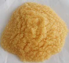 軟化樹脂是專用于軟化硬水的一種專用樹脂，通過離子交換技術(shù)，使水的硬度小于50 mg/L(CaCO3)。離子交換是一種特殊的動(dòng)態(tài)吸附過程，一般是由不溶于水的離子交換劑在電解質(zhì)溶液中進(jìn)行，這種離子交換劑即為離子交換樹脂。